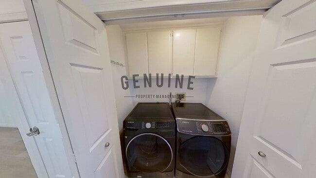 Building Photo - Beautiful 3BD 3.5BA Townhome in Newport Heights