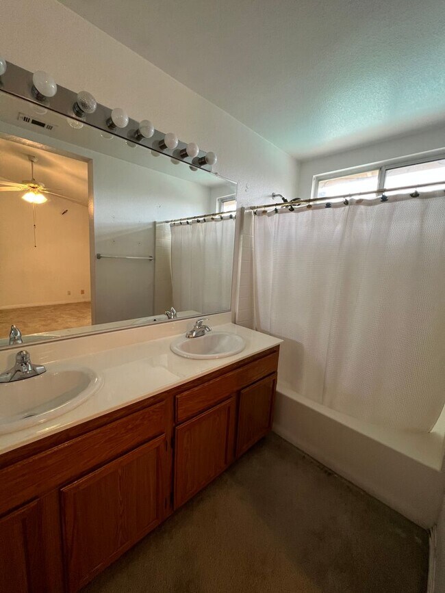 Building Photo - 5911 Golden Sunset Ct