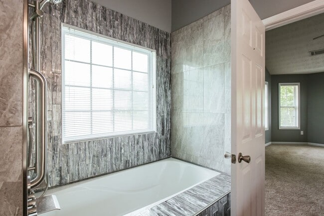 Building Photo - 137 Bristol Woods Dr