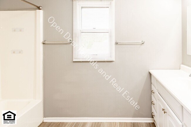 Building Photo - 5005/5007 Vermont Ln.