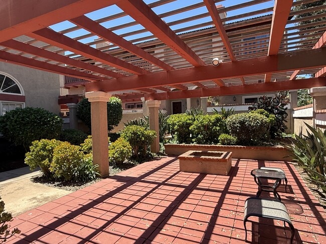 Building Photo - 2561 Navarra Dr