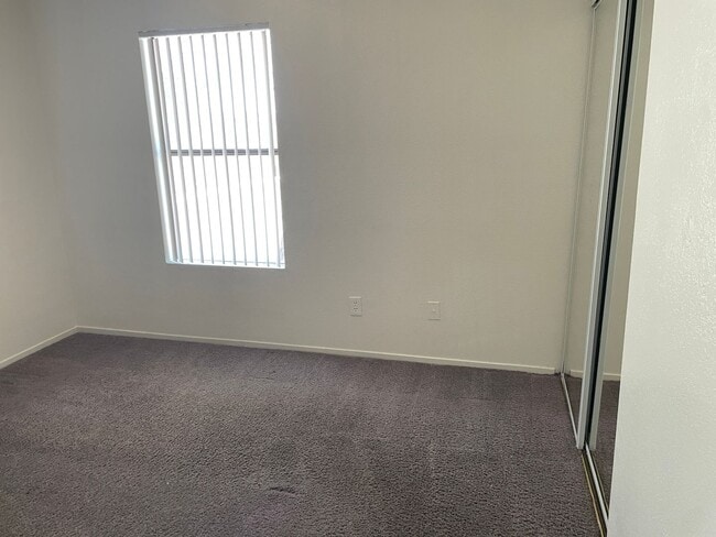 Building Photo - SW 3 Bedroom Condo!