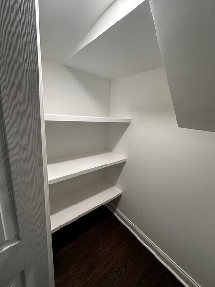 Building Photo - 3914 Parkcrest Dr NE