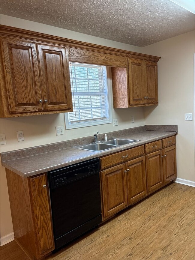 Building Photo - $500 OFF 1st Month!…Spacious Home with Large Yard!!