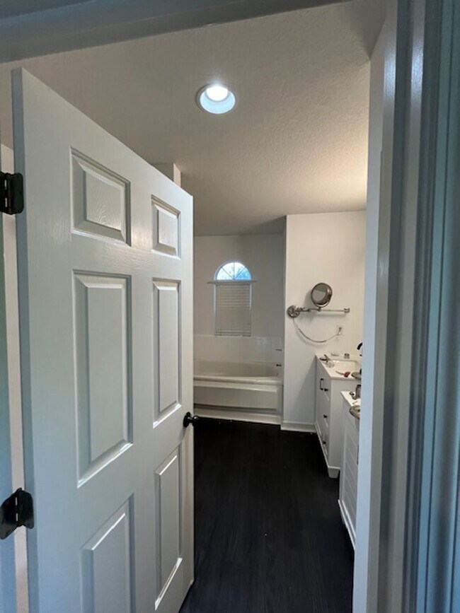 Building Photo - Beautiful and completely Renovated 3/2 fen...
