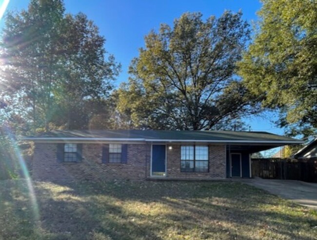 Building Photo - ADORABLE HOME IN THE HEART OF OLIVE BRANCH