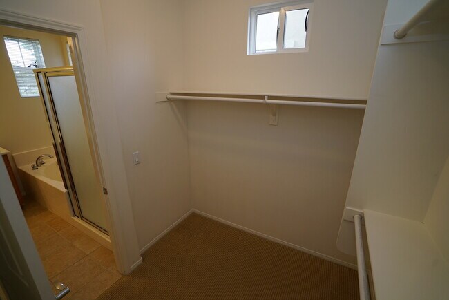 Building Photo - Creekside 3 Bedroom Rental Home in Valencia!