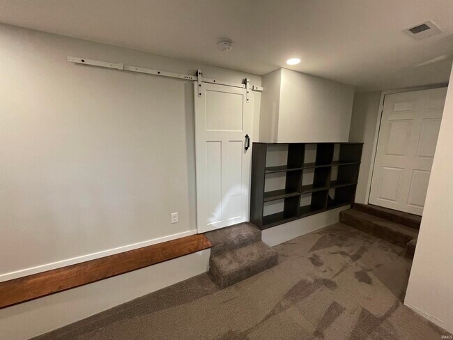 Building Photo - 410 E Hillside Dr