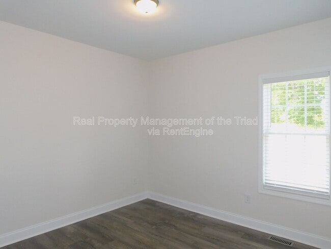 Building Photo - 3773 Hinshaw Country Rd