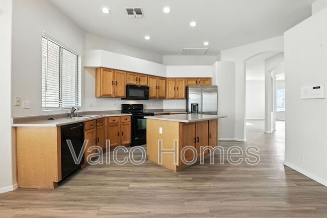 Building Photo - 8338 W Rose Ln