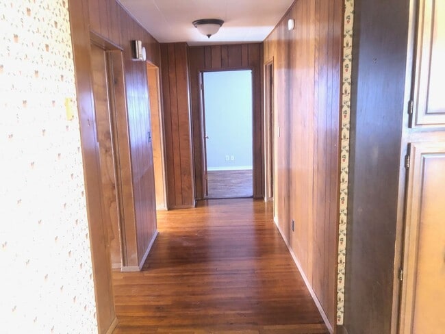 Building Photo - Neat 3 BR house in south Bloomington. Hardwood floors