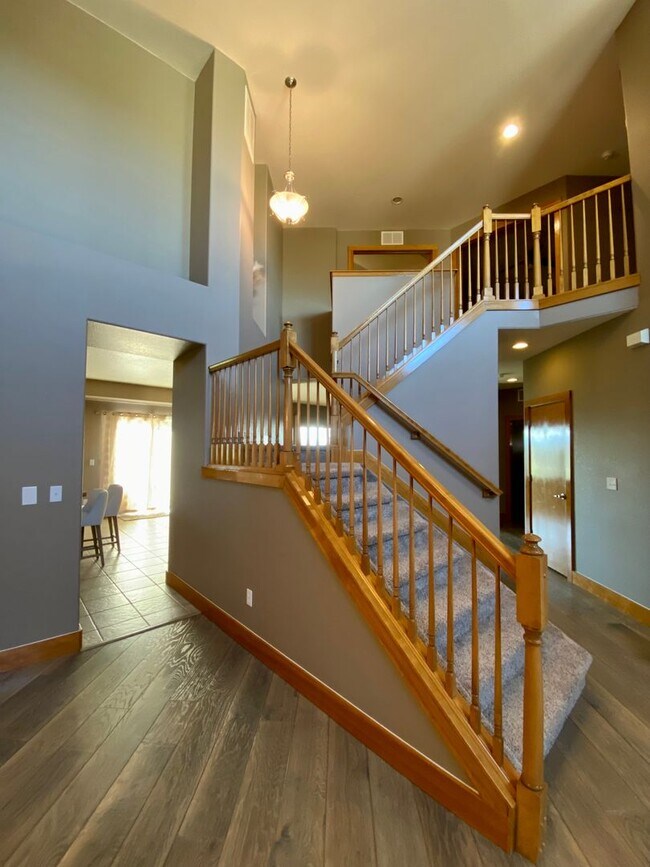 Building Photo - Immaculate 4 bed 3.5 Bath with Mountain Views and Unique Amenities!  Pet Friendly! Desirable 80922!