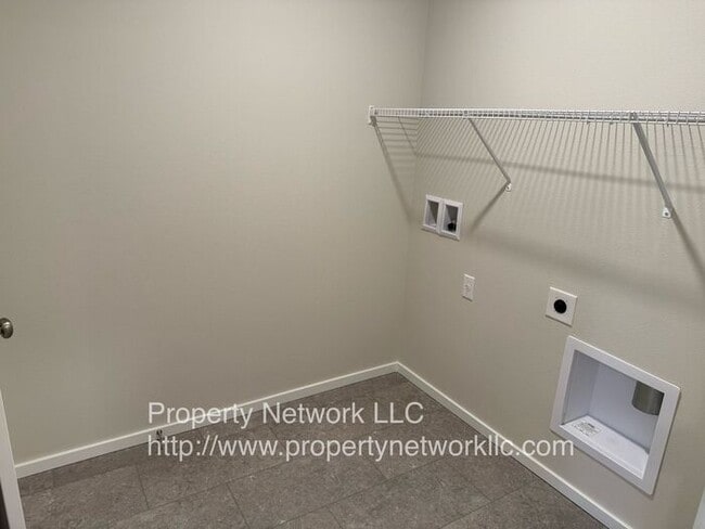 Building Photo - Wonderful 3 Bedroom Townhouse