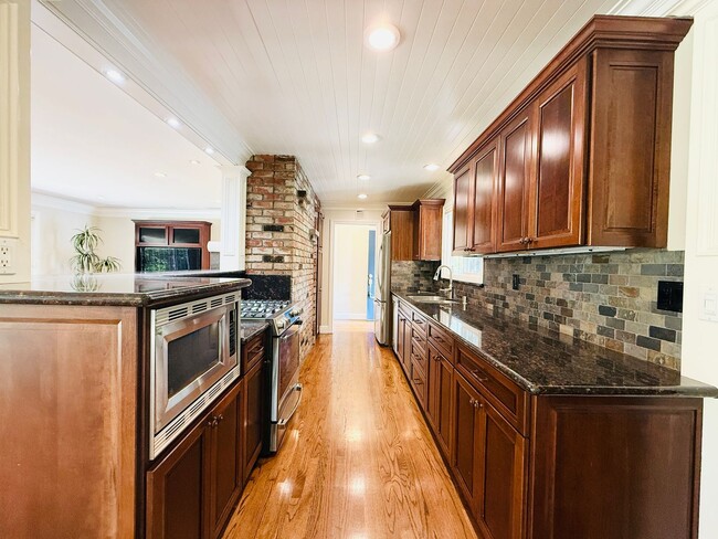 Building Photo - Wonderfully Updated 3 Bed 2 Bath Walnut Cr...