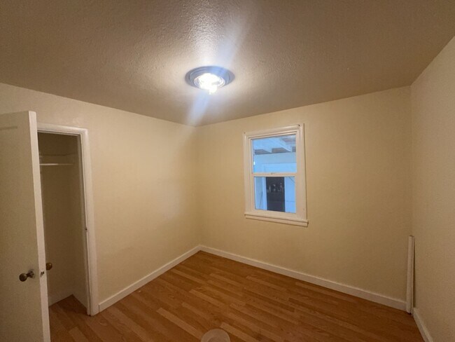 Building Photo - Pet-friendly 3 Bedroom 1 Bath Home close t...