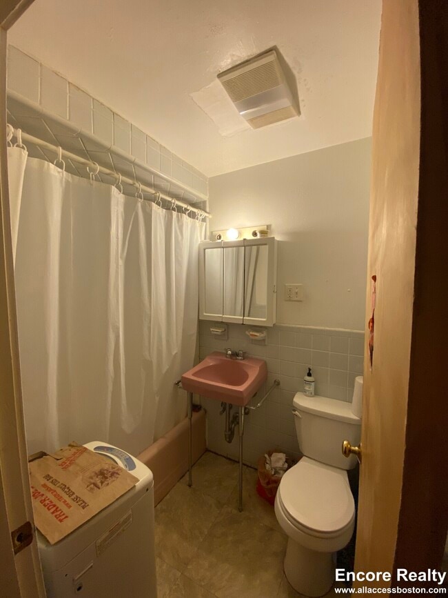 Building Photo - 310 Tappan St