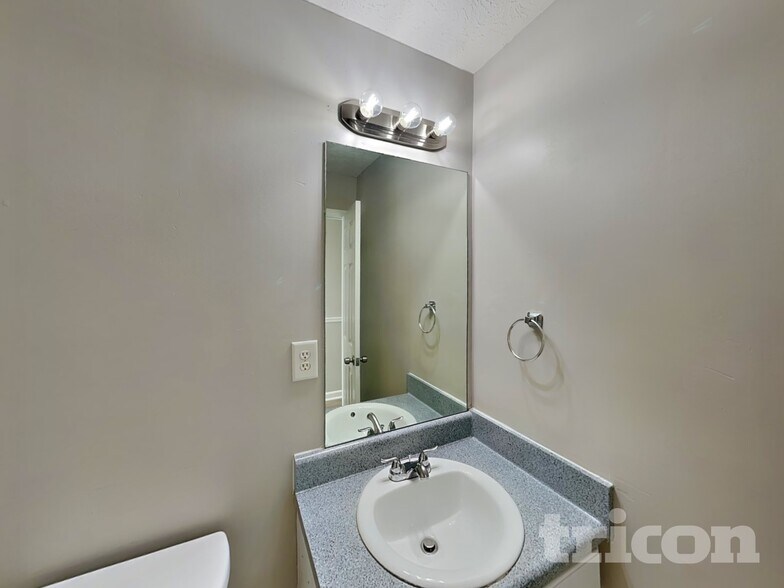 Building Photo - 103 Dumaine St