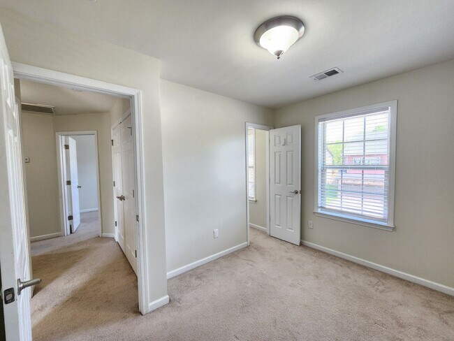Building Photo - Great Location in the River Stone Community!