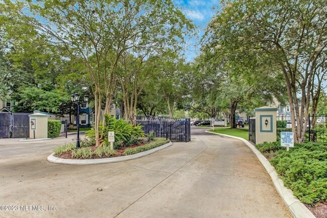 Building Photo - 13700 Richmond Park Dr N