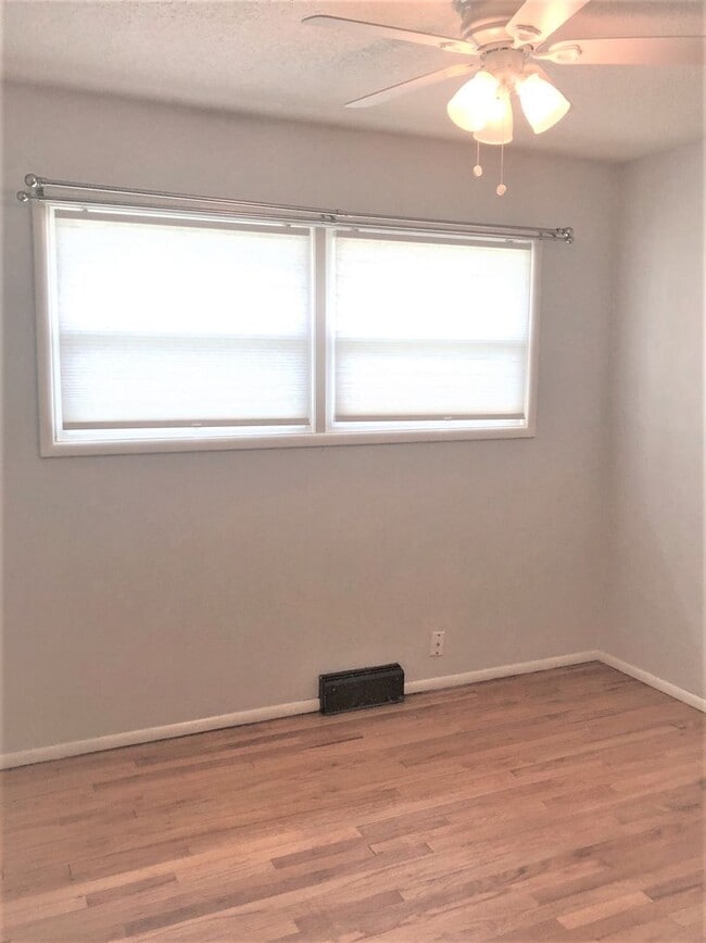 Building Photo - Spacious Mt Scott 3 bedroom house- Fenced backyard- Garage- W/D