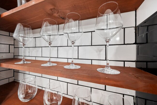 Building Photo - 1700 Crestpoint Dr