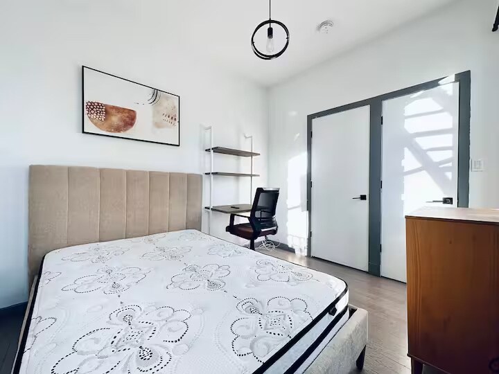 Building Photo - Furnished room/NOT APARTMENT