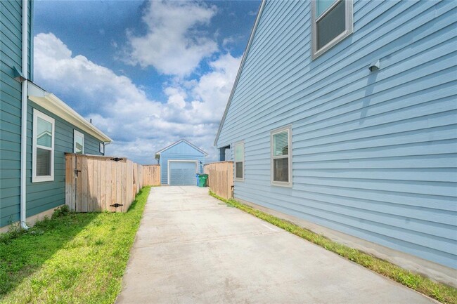 Building Photo - 301 Elm Br Trl