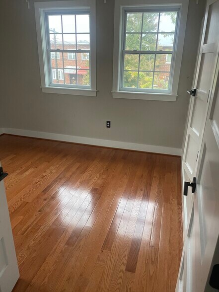 Master bedroom - 4208 Fort DuPont Ter SE
