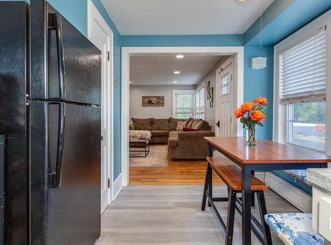 Building Photo - 52 Dickey St