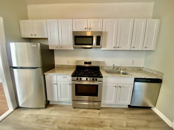 Building Photo - 2BR/1BA Edwardian with Renovated Kitchen &...