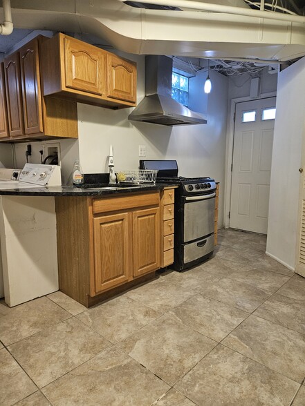 Kitchen w/ Washer/Dryer - 1817 Parkside Dr NW