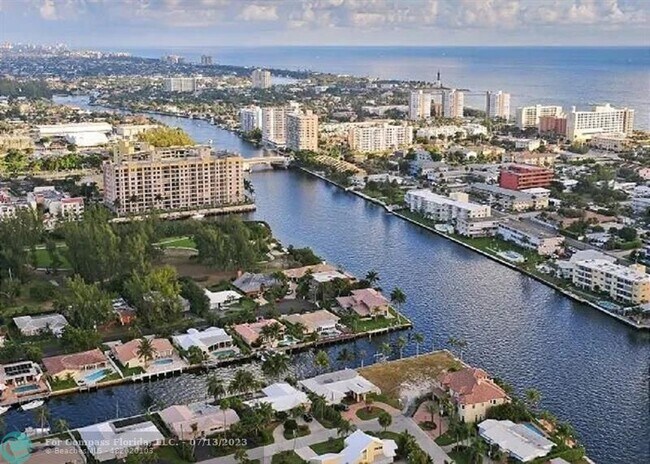 Building Photo - 1750 N Riverside Dr