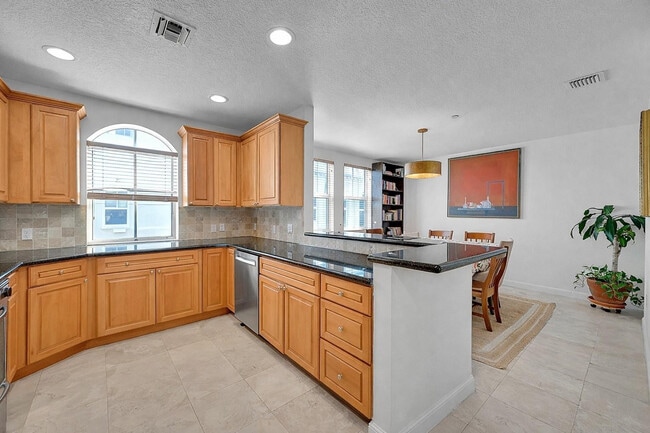 Building Photo - 1614 NE 9th St