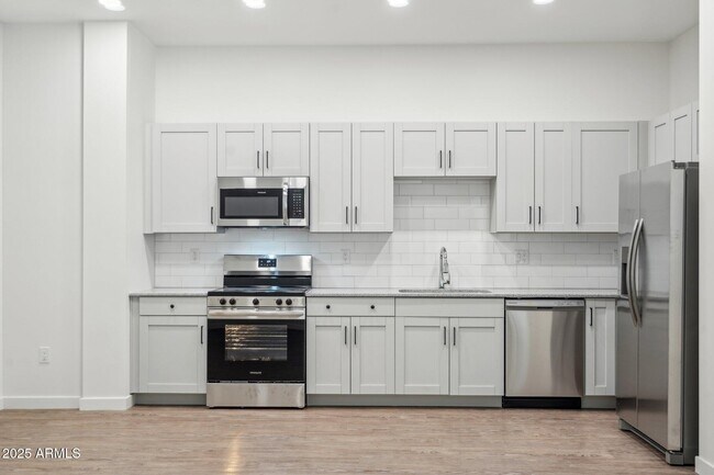 Building Photo - 3031 W Northern Ave