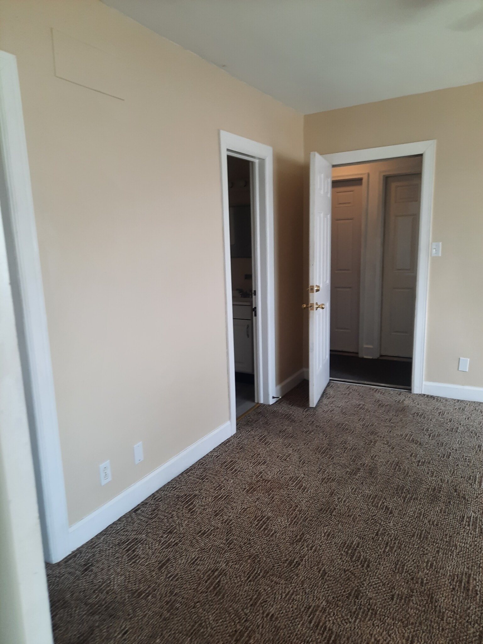 Building Photo - 226 E 5th Ave