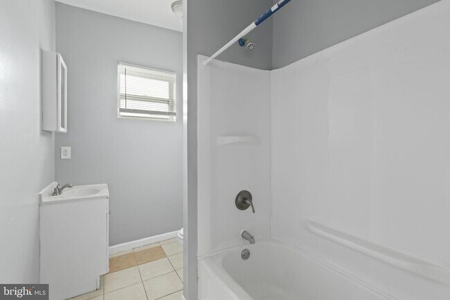 Building Photo - 1209 N Dukeland St
