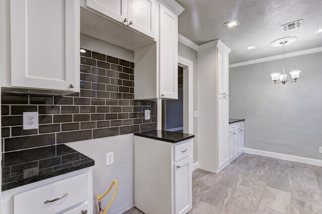 Building Photo - Charming 3-bedroom, 1-bathroom house - Available now!