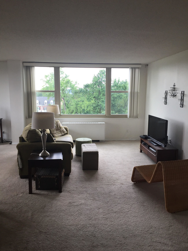 Primary Photo - 4401 Roland Ave