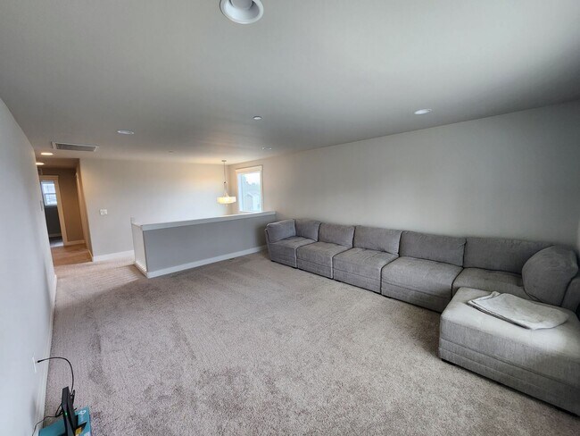 Building Photo - Large Spacious 4 Bed Home