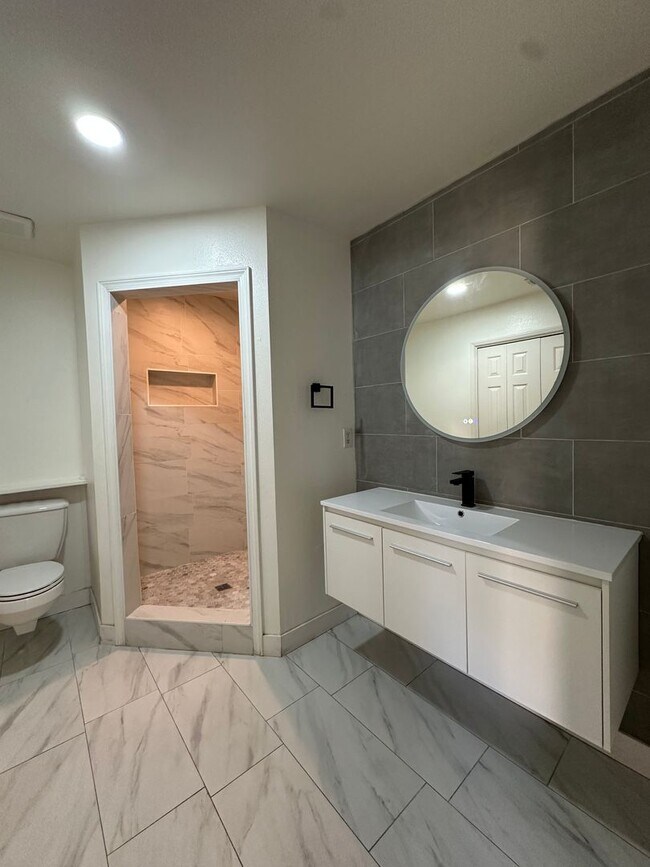 Building Photo - Charming Home Rent Ready !