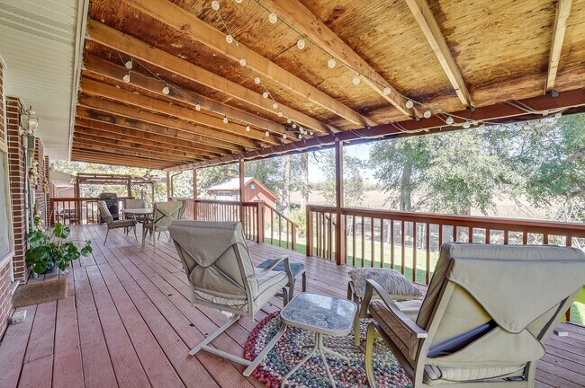 Building Photo - 4 bed, 2 bath Ranch Home near City Park W/ Finished Bsmt & Fenced Yard!