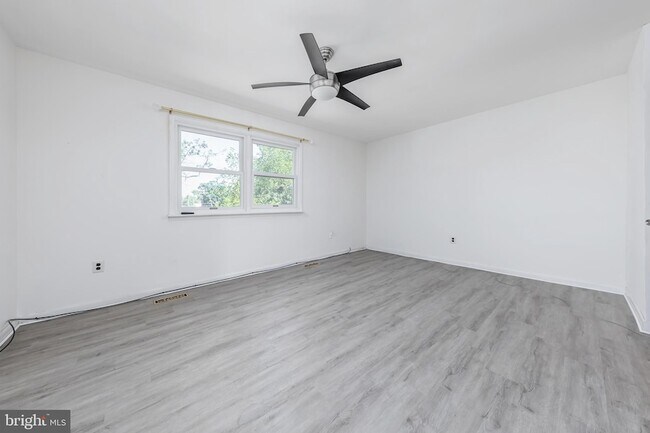 Building Photo - 1445 Boxwood Dr