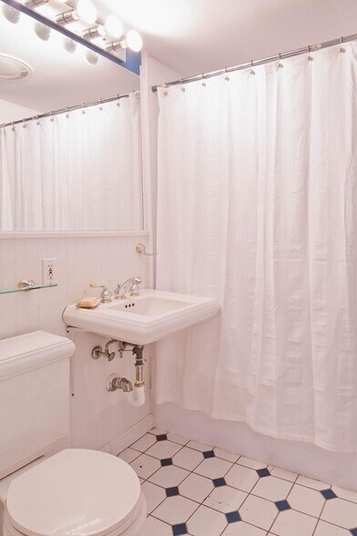 Building Photo - 145 Charles St