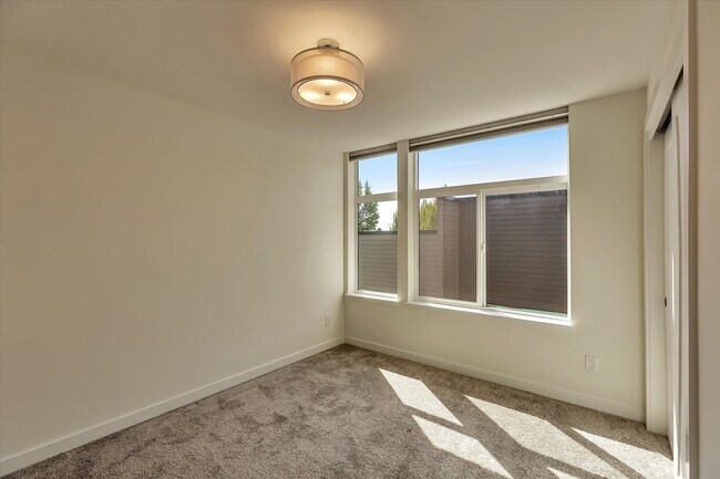 Building Photo - 1907 15th Ave S