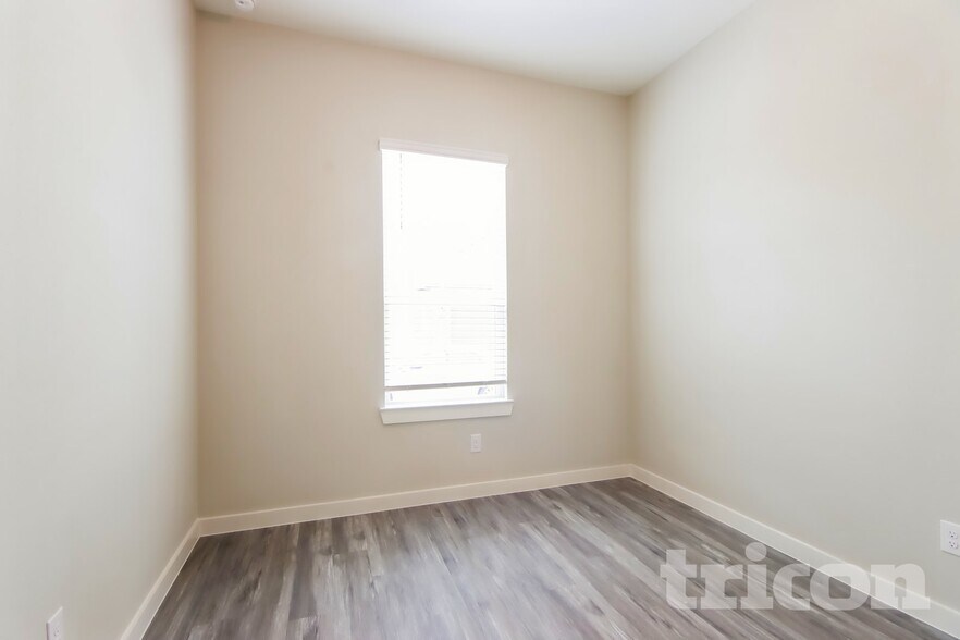 Building Photo - 4930 San Fabiano Ct