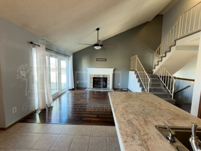 Building Photo - Spacious Split Level