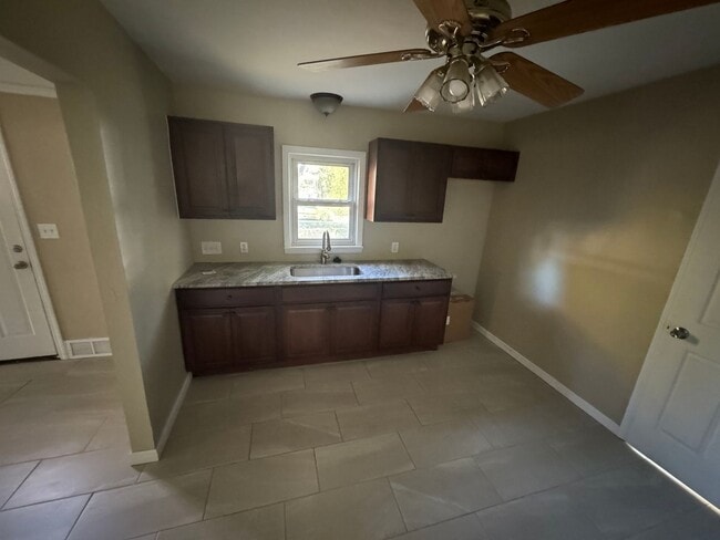 Building Photo - Perfect ranch in great Farmington hills neighborhood.