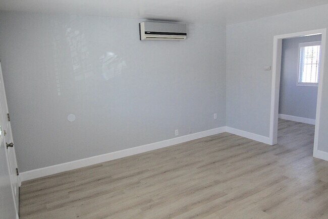 Building Photo - 3345 Del Mar Ave