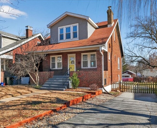 Building Photo - 1420 Bredell Ave