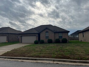 Building Photo - Beautiful 3-bedroom, 2-bath home in Republ...